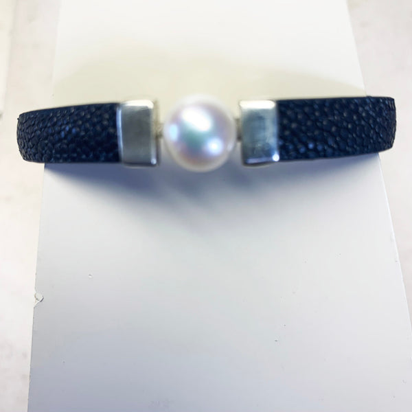 Stingray and pearl bracelet